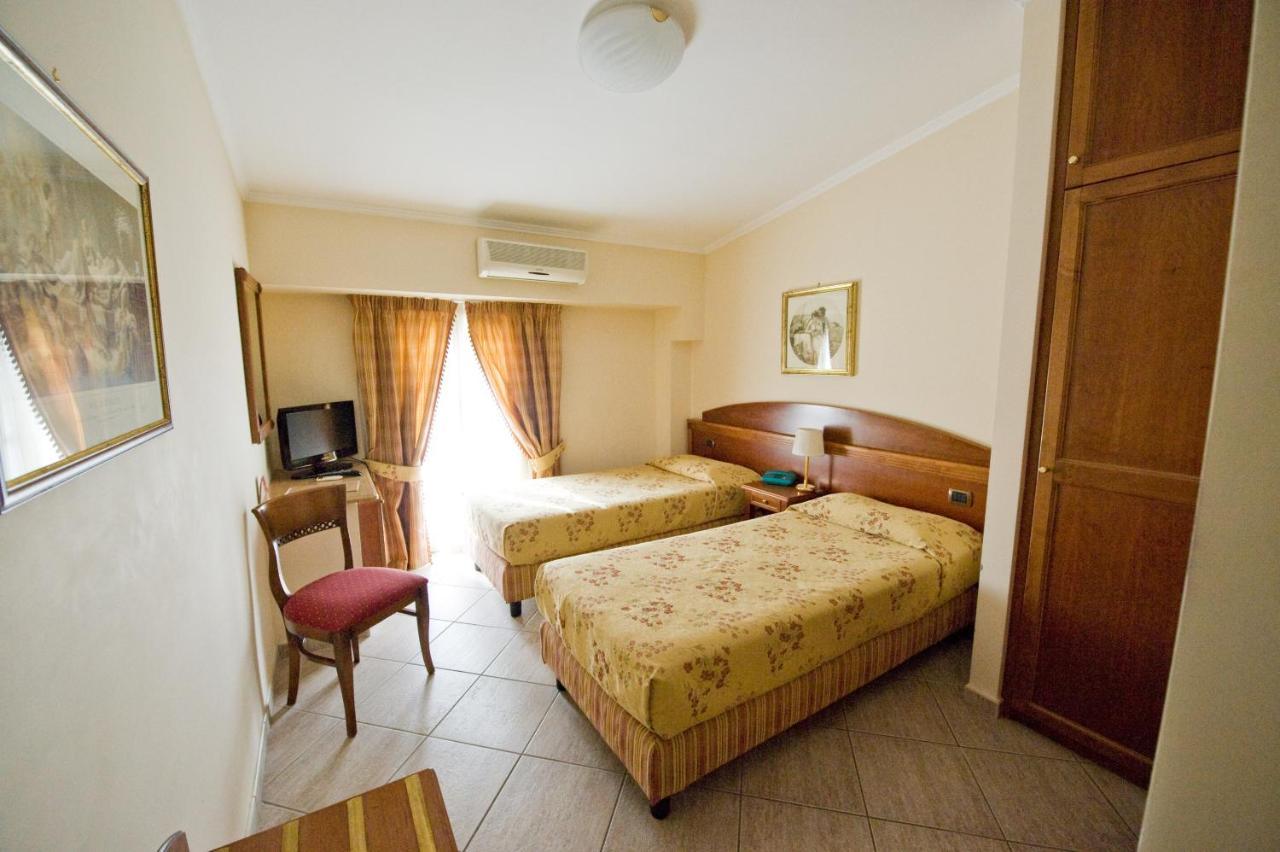 Marini Park Hotel Castel di Leva Esterno foto